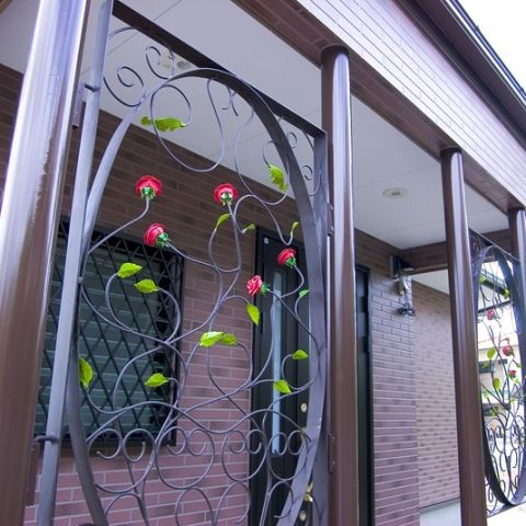 クラシカルエレガント　ロートアイアンのある家