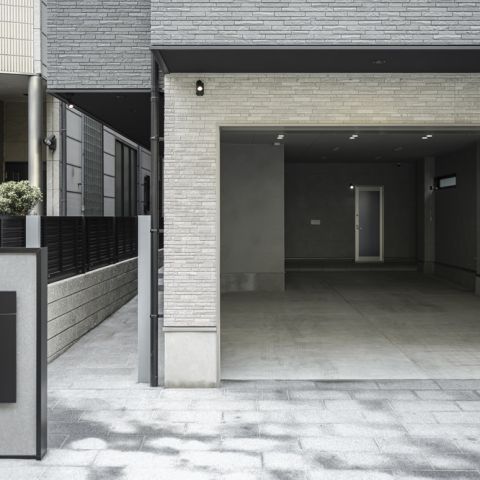 【鉄骨3階建】人、車、遊び場などご家族の暮らしをまるごと守る家