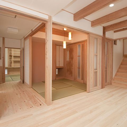 木が香り、柔らかな光があふれる家族に優しい家